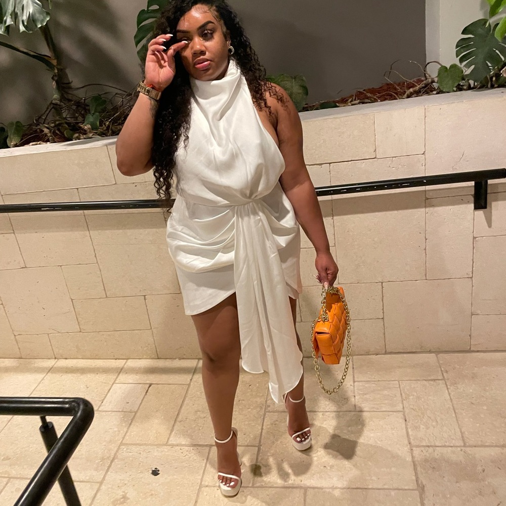 WHITE XLARGE Ellaè Lisquè halter dress.